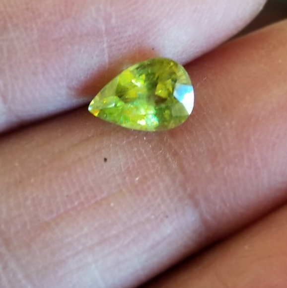 Natural Sphene green tear pear gem - Picture 4 of 17